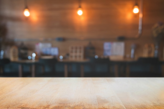 leerer Holztisch mit verschwommenem Café, Produktmontage Display Hintergrund.