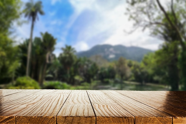 Leerer Holztisch mit verschwommenem Hintergrund mit tropischer Naturlandschaft Produktanzeigevorlage