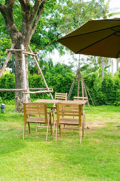 leerer Holztisch und Stuhl im Garten