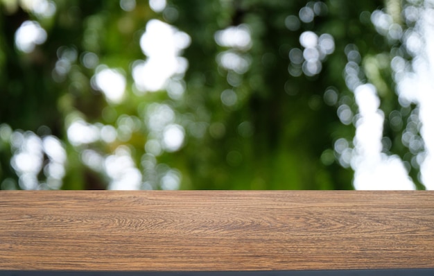 Leerer Holztisch vor abstraktem unscharfem Hintergrund des Cafés kann für die Anzeige oder Montage Ihrer Produkte verwendet werdenMock-up für die Anzeige des Produkts