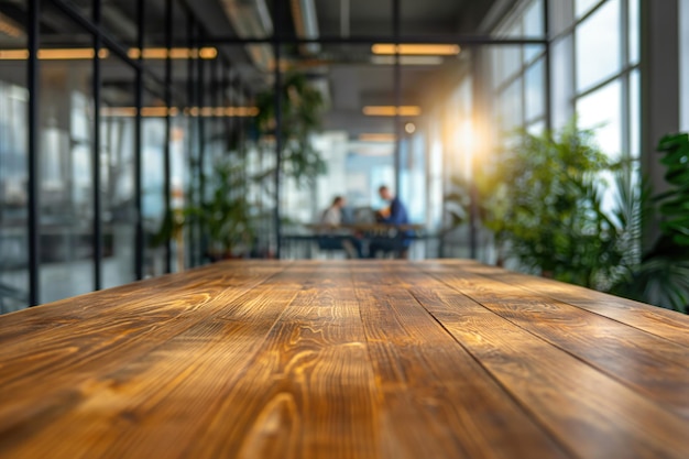 leerer Holztisch vor dem Hintergrund eines modernen Büros mit Glasverteilungen und Mitarbeitern