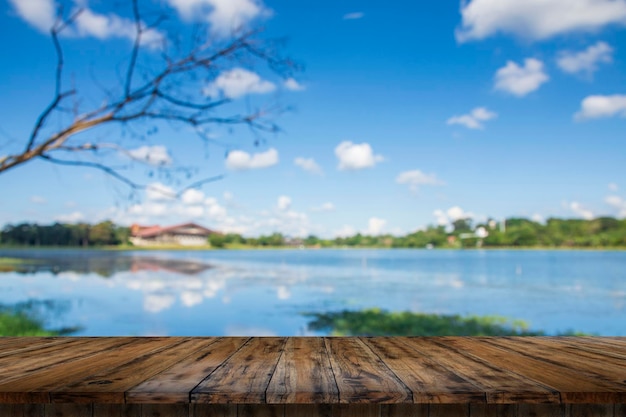 Leerer Holztisch vor See verwischen Hintergrund blauer Himmel