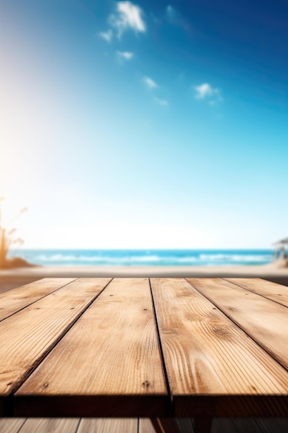 Leerer Holztisch vor verschwommenem Hintergrund des Strandes mit blauem Himmel und Kopierraum