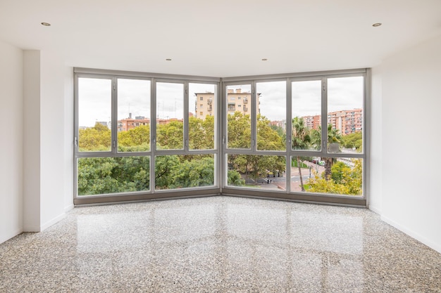 Leerer Innenraum mit großem Panoramafenster und Blick auf das Stadtbild in Barcelona Spanien