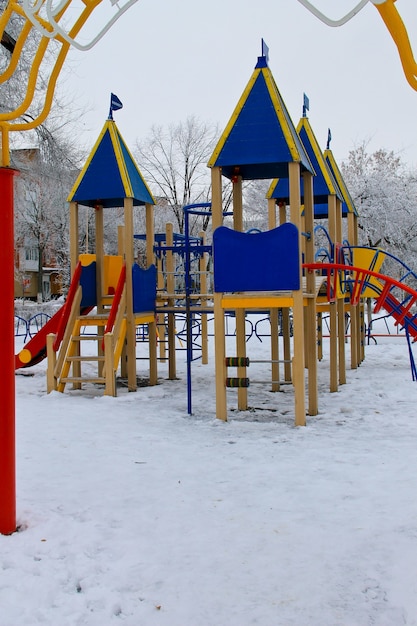 Leerer Kinderspielplatz im Stadtpark im Winter