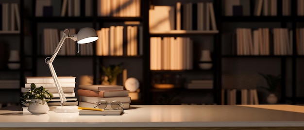 Leerer Kopienraum auf Tischplatte mit Büchern und Tischlampe über verschwommenen Bücherregalen im Hintergrund