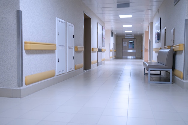 Leerer Korridor im modernen medizinischen Klinikhintergrund