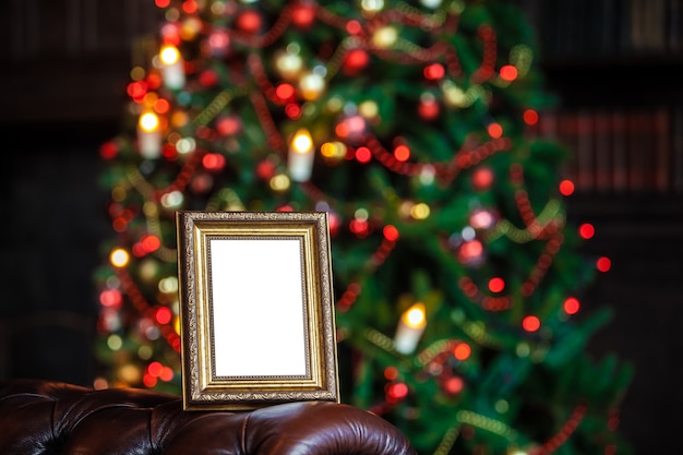 Foto leerer leerer fotorahmen in weihnachtlich verziertem defokussiertem hintergrund mit spielzeuglichtern