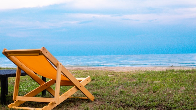 Leerer Liegestuhl .Schöne Farbstühle am Strand .blauer Himmel