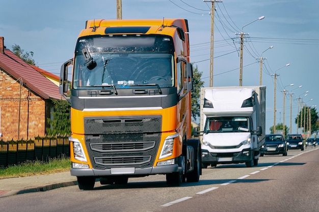 Leerer LKW auf der Straße in Polen. LKW-Transport, der einige Frachtladungen liefert.