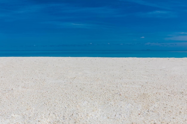 Leerer Meer- und Strandhintergrund mit Kopienraum. Meereshorizont vom tropischen Strand mit sonnigem Himmel