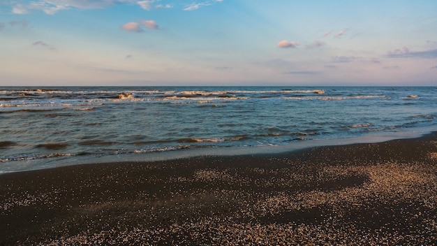 Leerer Meeresstrand nach Sonnenuntergang