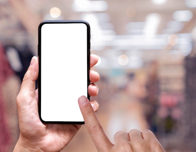 leerer mobiler Bildschirm in der Hand im Kaufhaus