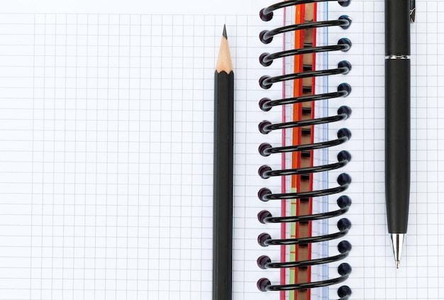 Leerer Notizblock mit Kugelschreiber und Bleistift