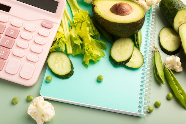 Leerer Notizblock mit Zutaten für die Zubereitung leckerer und gesunder Speisen