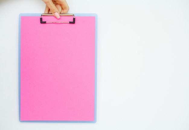 Leerer Ordner mit rosa Papier. Übergeben Sie das Halten des Ordners und des Griffs auf weißem Hintergrund. Exemplar.