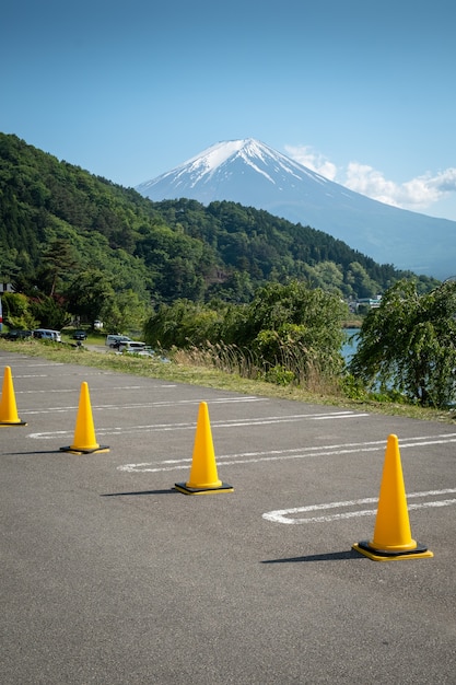 Foto leerer parkplatz am kawaguchiko see mit mt fuji auf dem hintergrund