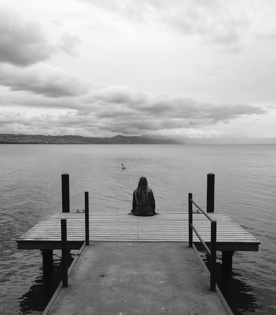 Foto leerer pier auf dem meer gegen einen bewölkten himmel