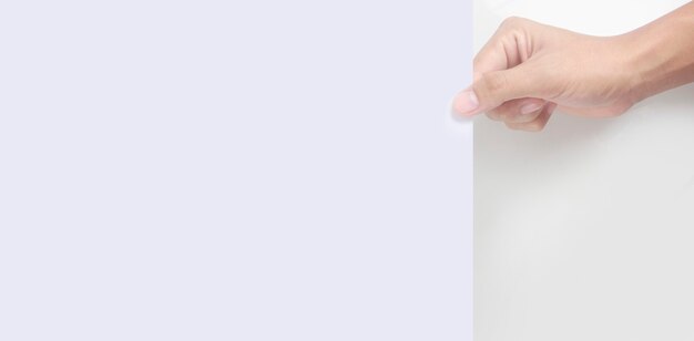 Leerer Platz für Text. Die Hand hält das weiße leere Papier