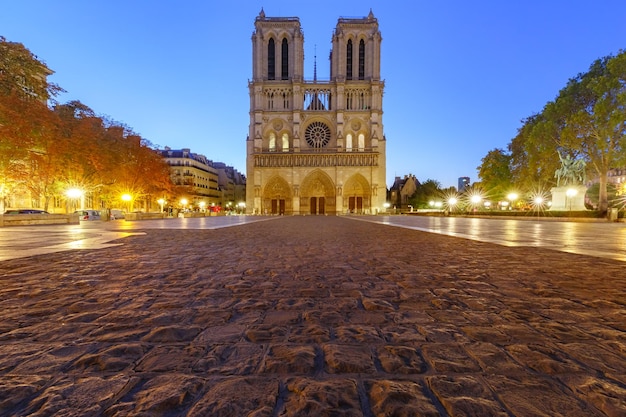 Leerer Platz und Kathedrale von Notre Dame de Paris am Morgen Paris Frankreich