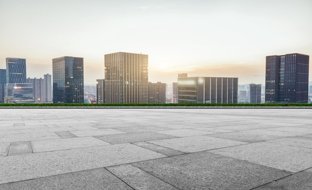 Leerer Platz und Skyline der Stadt