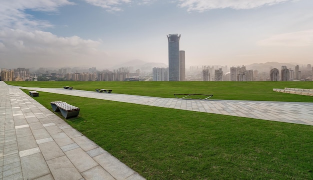 Leerer Platz und Skyline der Stadt