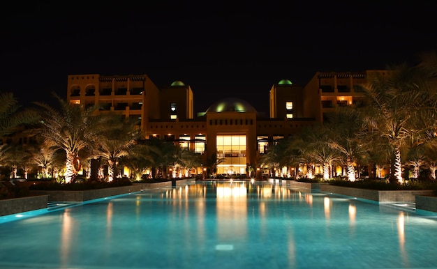 Leerer Pool in der Nacht in der Nähe des modernen Hotels Luxushotel am Abend Keine Menschen im östlichen Stil