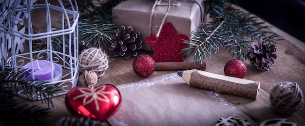 Leerer Postkartenstift und ein Weihnachtsgeschenk auf hölzernem Hintergrund