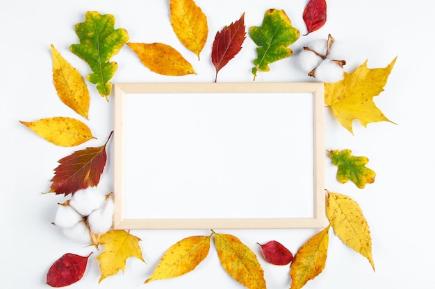 Leerer Rahmen auf weißem Hintergrund und gelben Laub Hallo Herbstkonzept