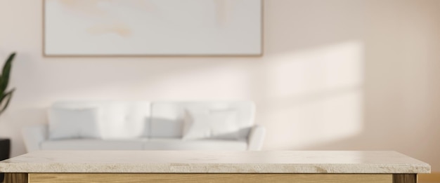 Leerer Raum auf moderner Tischplatte über verschwommenem, modernem, hellem Wohnzimmer mit Couch im Hintergrund