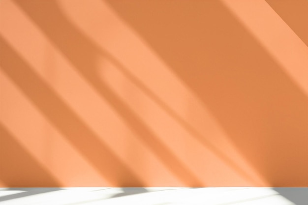 Leerer Raum in brauner Farbe mit einem Spiel von Licht und Schatten an der Wand und am Boden für kreative Arbeiten
