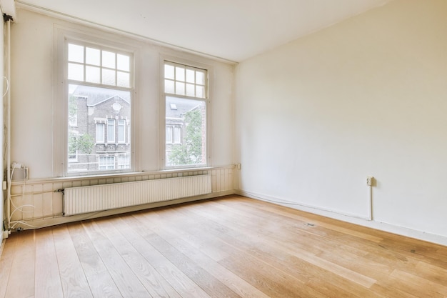 Leerer Raum mit Fenster und Heizkörper