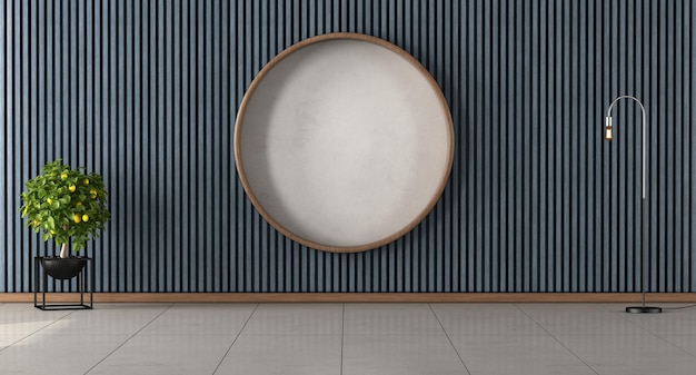 Leerer Raum mit hölzerner blauer Wandverkleidung und dekorativem Kreis in der Mitte