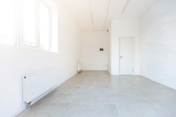 Foto leerer raum ohne reparatur. innenraum des weißen loft-zimmer-büros mit panoramafenstern in gleicheckiger projektion