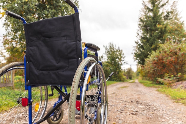 Leerer Rollstuhl, der auf der Straße steht und auf einen Rollstuhl für Patientendienste wartet, für Personen mit di...