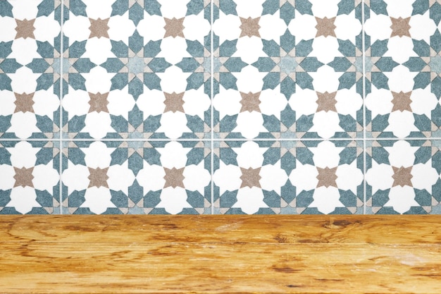 leerer rustikaler Holztisch für eine Mockup-Produkt-Anzeige in der Nähe einer arabischen Mosaik-Nähtungswand