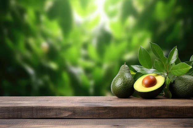 Leerer rustikaler Tisch aus alten Holzbrettern mit Avocado