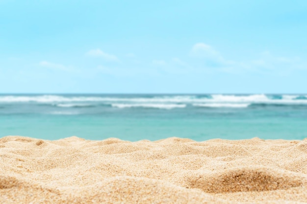 Leerer Sandstrand im Hintergrund mit einem verschwommenen Sommermeer