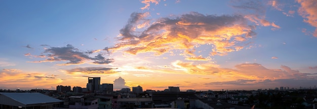 Leerer schöner Himmel Panoramablick