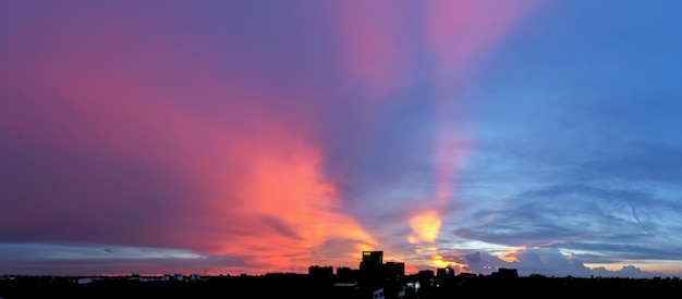 Leerer schöner Himmel Panoramablick