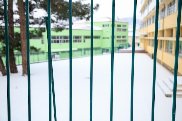 Leerer Schulhof mit Schnee bedeckt