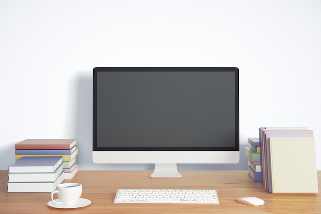 Leerer schwarzer Computerbildschirm mit Tastatur, Kaffeebecher und Büchern auf einem Holztisch-Mockup