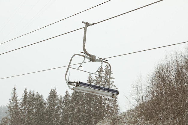 Leerer Skilift an verschneiten Tagen in den Karpaten