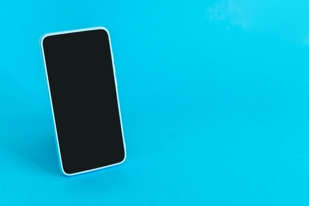 Leerer Smartphone-Bildschirm auf hellblauem Hintergrund Mock-up