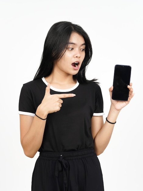 Leerer Smartphone-Bildschirm mit schockiertem Gesicht der schönen asiatischen Frau isoliert auf Weiß