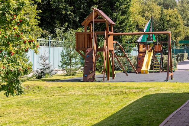 Leerer Spielplatz für Kinder für Freizeit und Erholung mit einem Spielzeug im Park als Kind im natürlichen Stil. Spielplatz in einer Schaukel für Mama und Baby