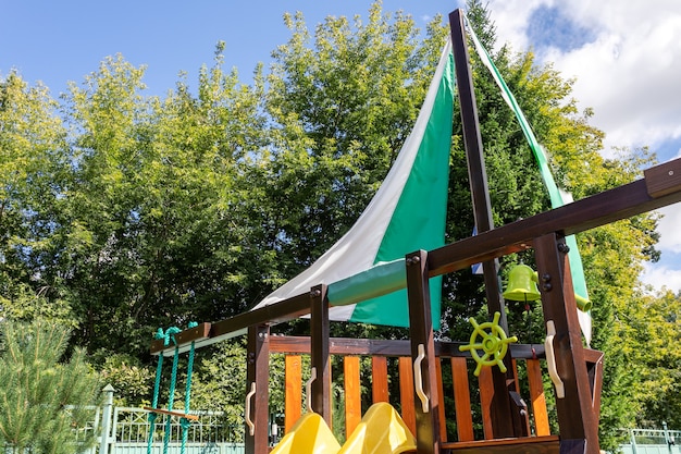 Leerer Spielplatz für Kinder für Freizeit und Erholung mit einem Spielzeug im Park als Kind im natürlichen Stil.