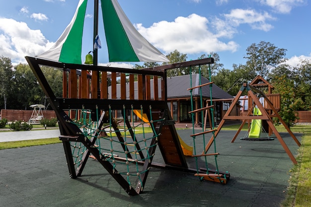 Leerer Spielplatz für Kinder für Freizeit und Erholung mit einem Spielzeug im Park als Kind im natürlichen Stil.