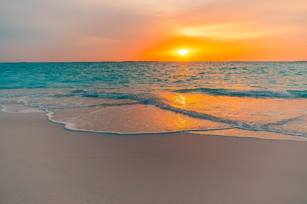 Leerer Strand bei Sonnenuntergang Idyllische tropische Strandlandschaft für Hintergrund oder Tapete Weiche Wellen spritzen