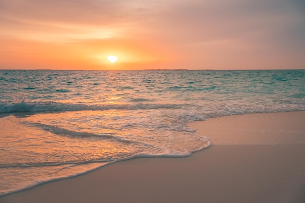 Leerer Strand bei Sonnenuntergang Idyllische tropische Strandlandschaft für Hintergrund oder Tapete Weiche Wellen spritzen